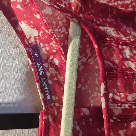 Red & White Sleeveless Blouse - Picture 4 of 7